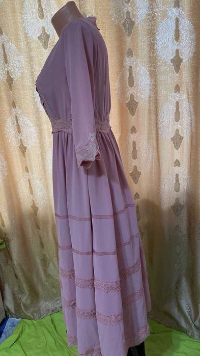 Розовое нарядное платье