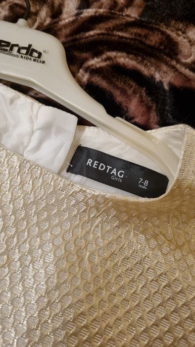 Продам нарядное платье для девочки