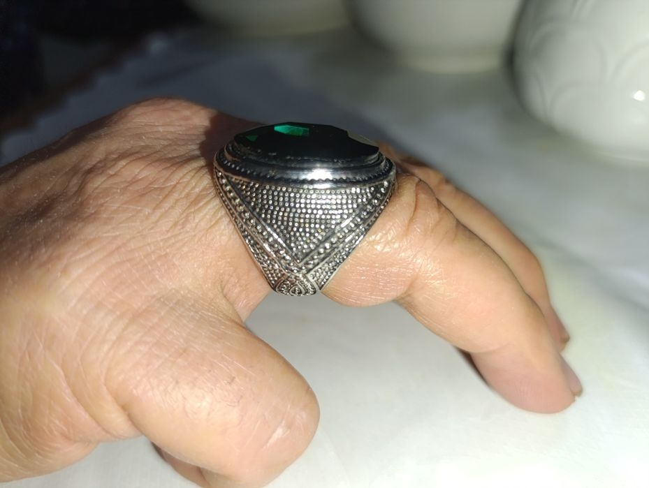 Кольцо-печатка с камнем