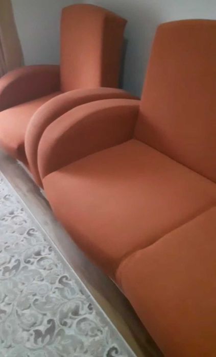 Canapea extensibila si fotolii extensibile portocalii. design modern.