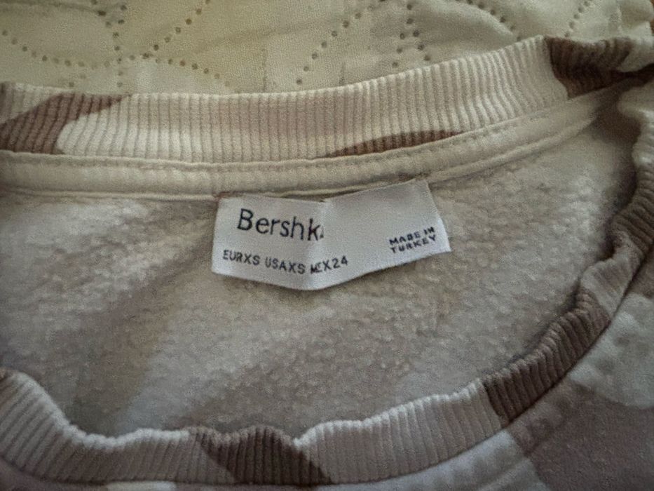 Синя блуза от Stradivarius и шарена блуза от Bershka
