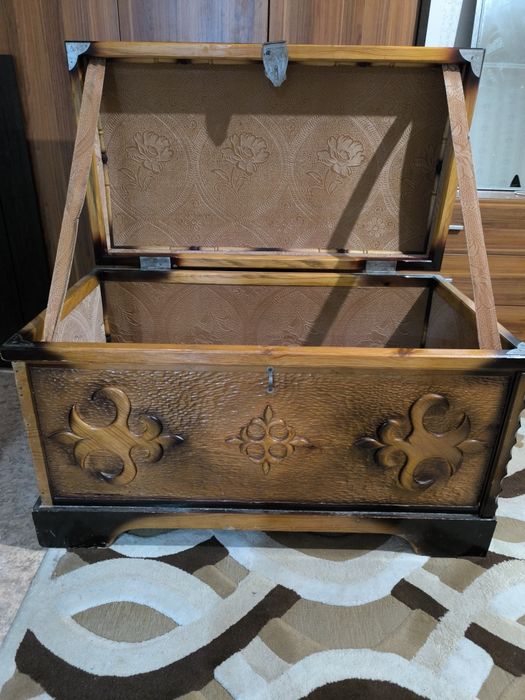 Сундук деревянный