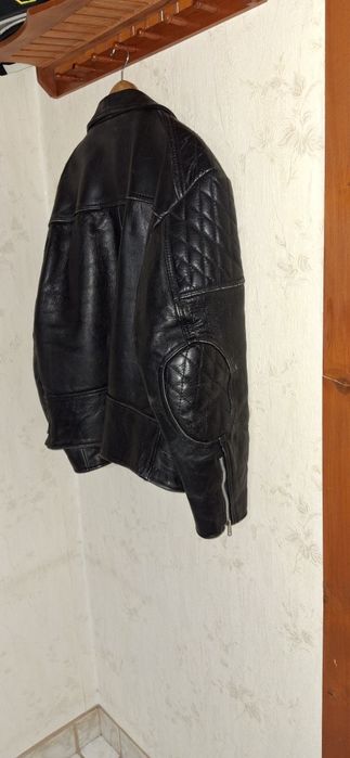 Geaca din piele narurală,culoarea neagra