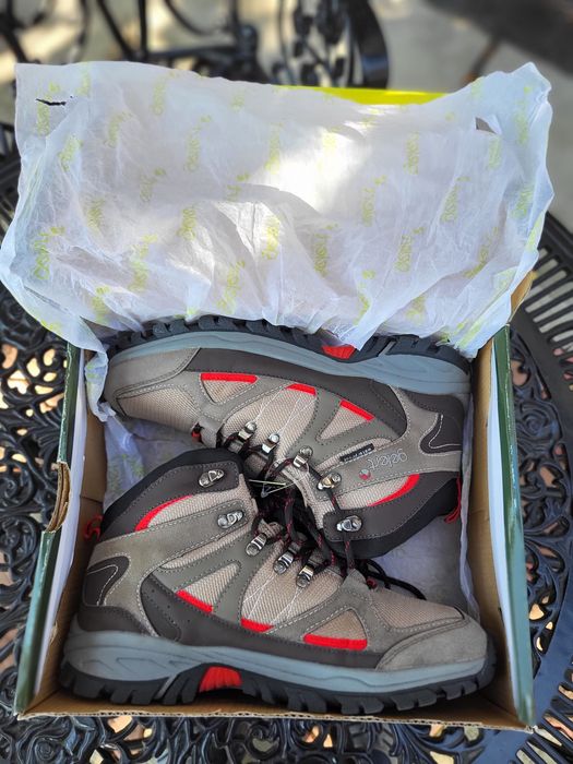 Vând bocanci barbați outdoors marca Gelert