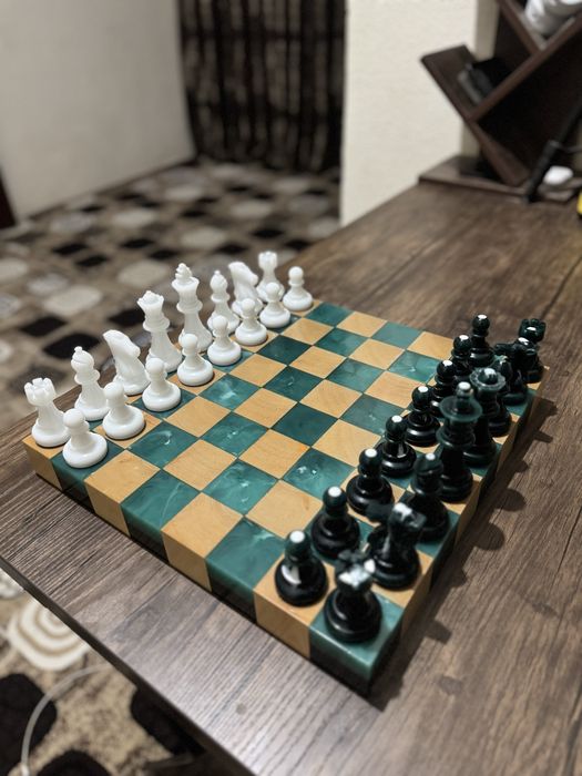 Шахматы ручной работы из смолы и дерева