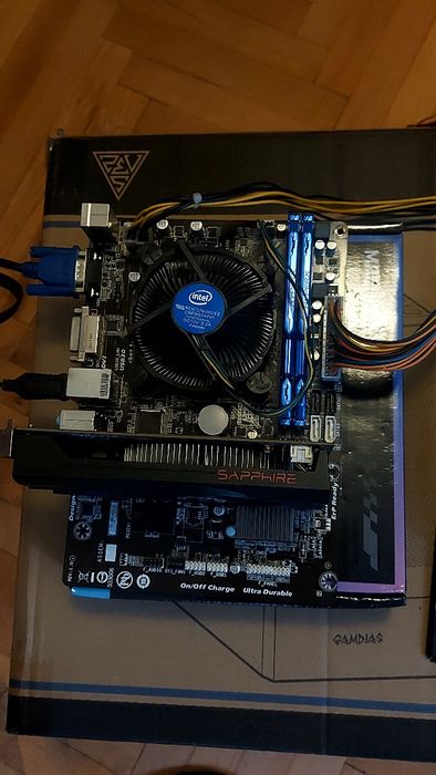 Intel core i5 4460 + 16GB + RX550