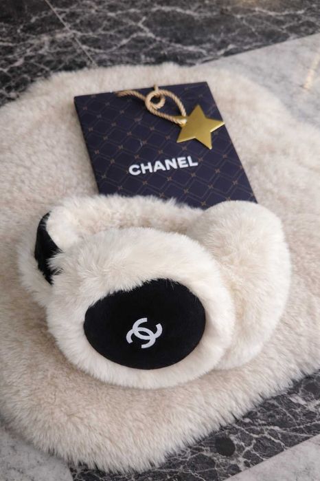 слушалки зимни черни с бял пух на шанел ушанки шапка chanel пухкави