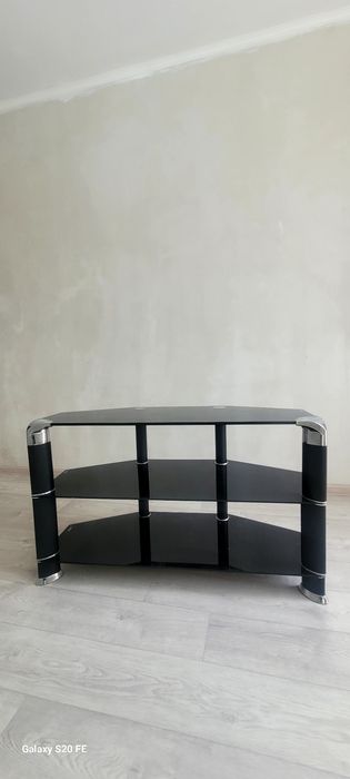 Стеклянная тумба под телевизор