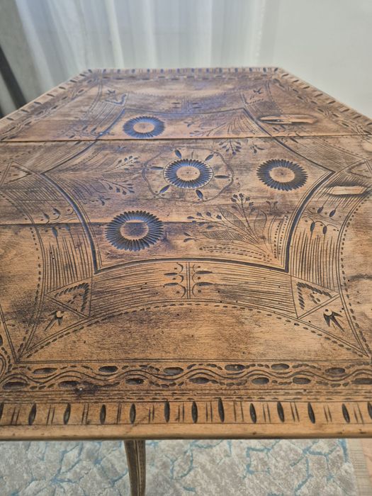 Superba masa saseasca, veche de zeci de ani, cu scaune
