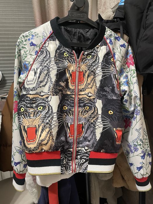 Пролетно цветно яке с ефектен надпис със златни паети