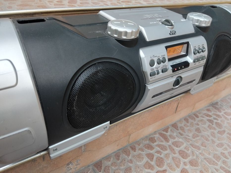 Радио Касетофон JVC rv-b99 Бомбастер Супер мощна Уредба Тунер Диск AUX