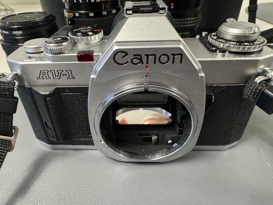 Canon AV-1  stare excelentă kit complet pentru pasionați de film