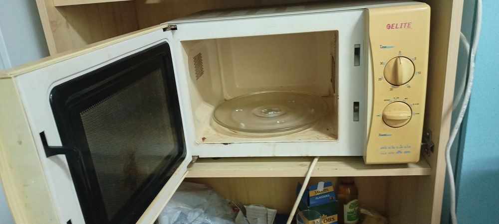 Микровълнова Елит Емо 2200. Работи перфектно.