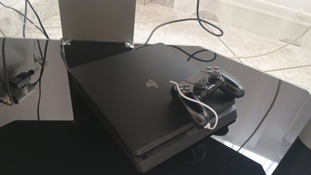 Vând PS 4 slim 500Gb+ jocuri+ maneta
