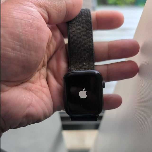 Apple Watch 4 44 мм – Space Grey | GPS | Black Sport Loop