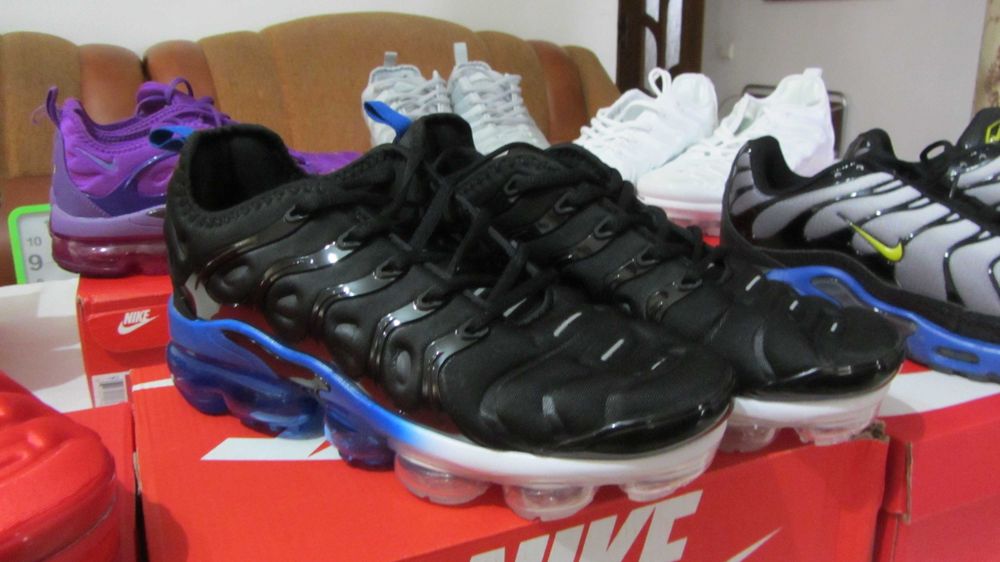 Adidasi Nike Air Vapormax Plus marimea  42 noi in cutie
