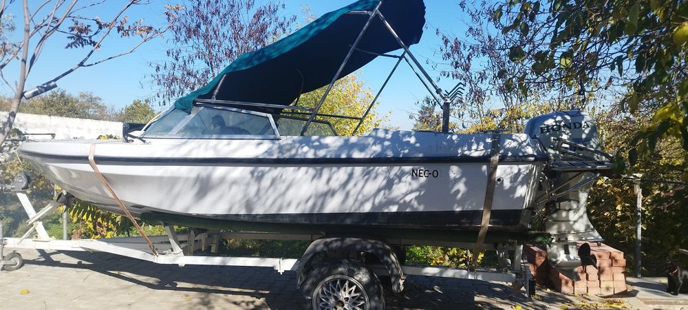 Vând barcă cu motor