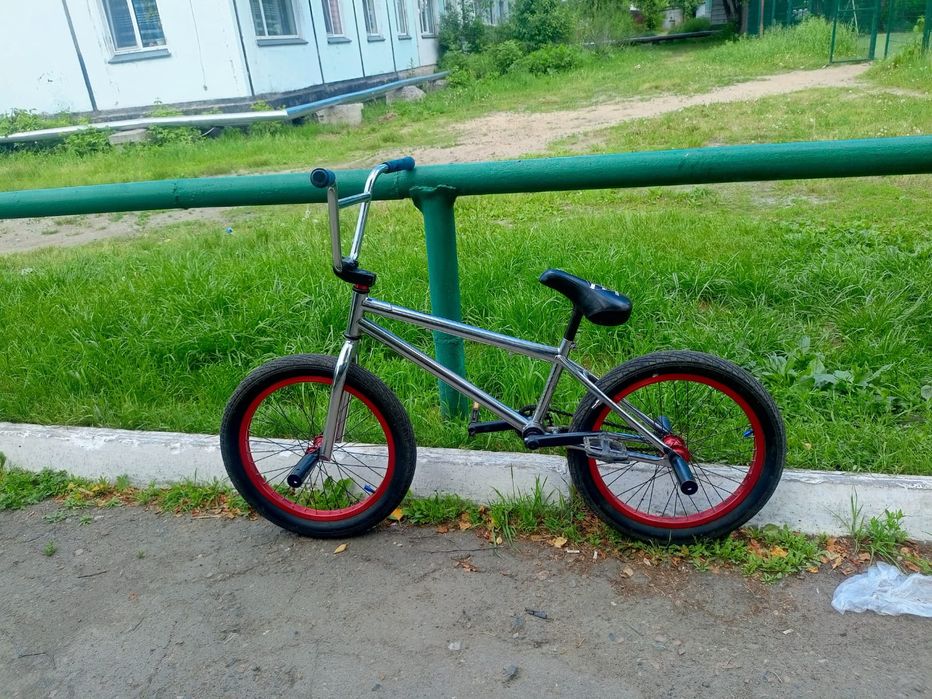 Велосипед BMX в хорошем состоянии