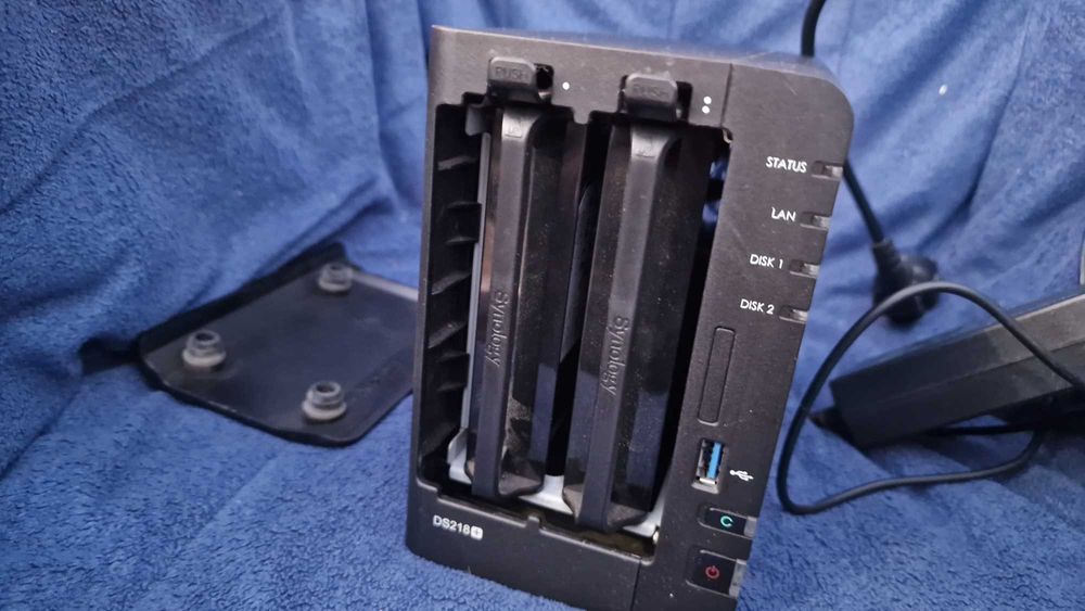 NAS Synology DS218+ + 2x1TB Seagate Barracuda (2TB total)