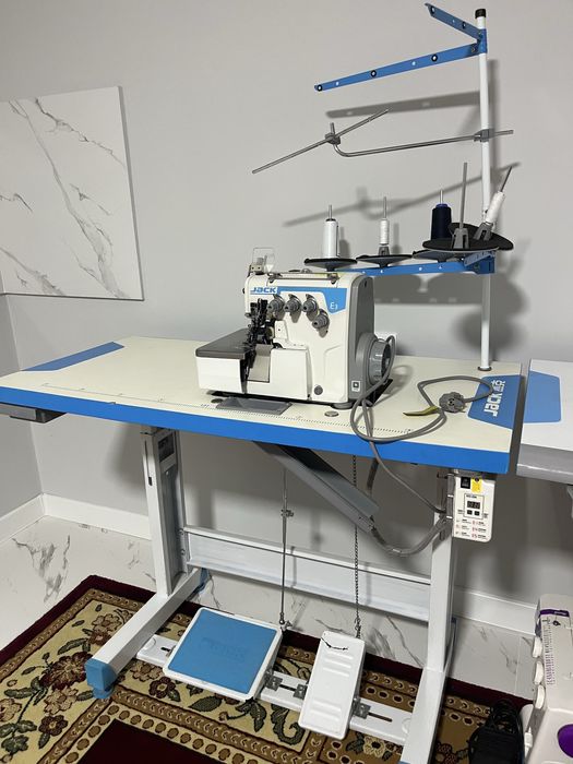 Швейная машинка, оверлог Jack E3