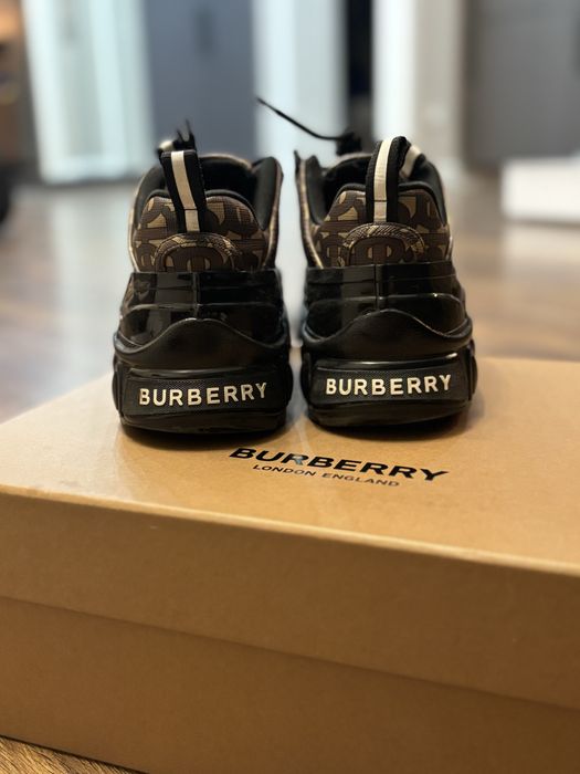 Кроссовки от burberry