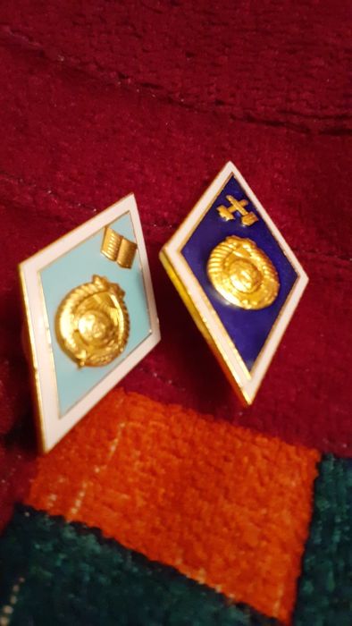 Продам значки  ромбики
