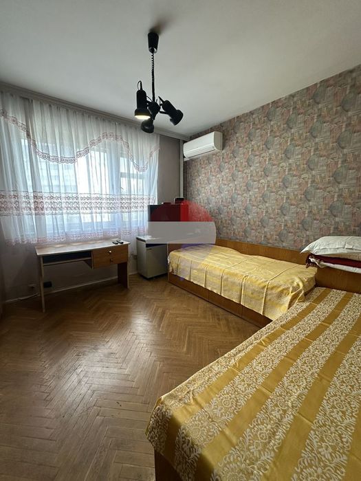 Тристаен апартамент под наем, Лятно кино Тракия В.В 4667