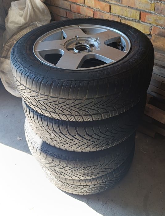 Четири джанти с гуми за" Голф 4" 195/65 R 15  Никакви кривини! Джантите са в много добро състояние! Карани са  на автомобил, който продадох!