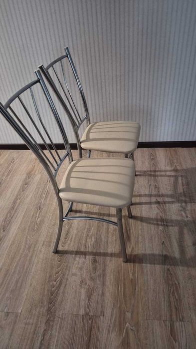 Продам кухонный стол со стульями