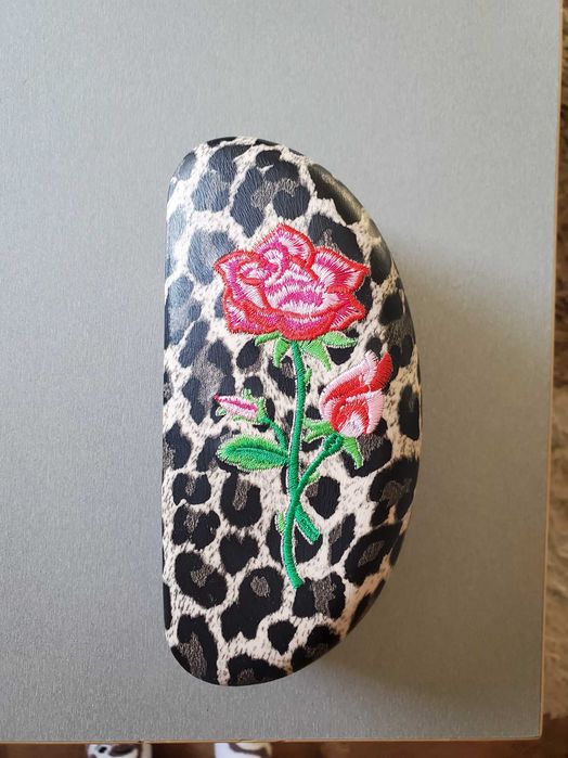 Продавам стилен калъф за слънчеви очила