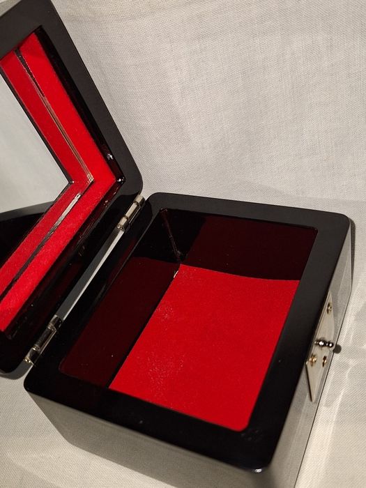 Винтидж лакова кутия за бижута с интарзия от седеф