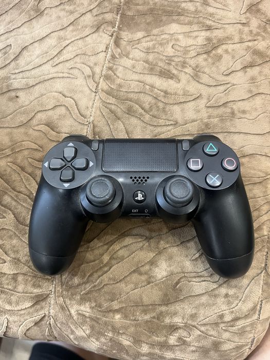 Продавам като нов Ps4