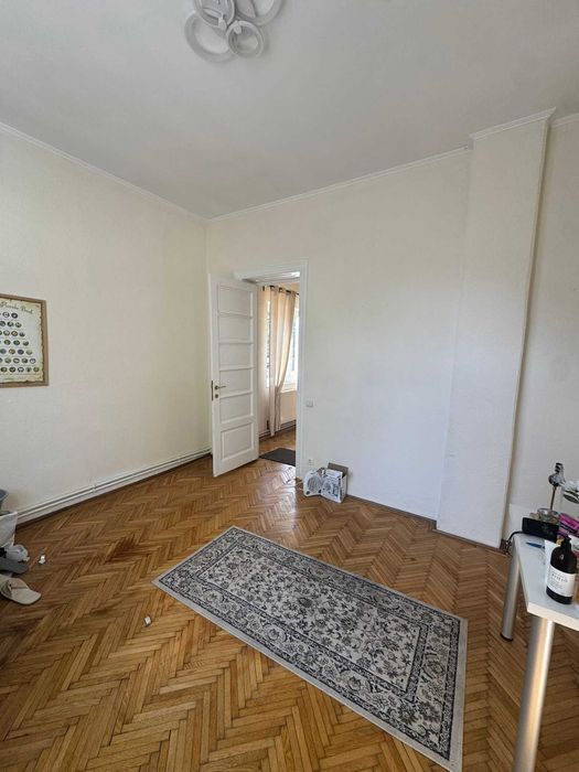 Inchiriez camera in casa interbelica