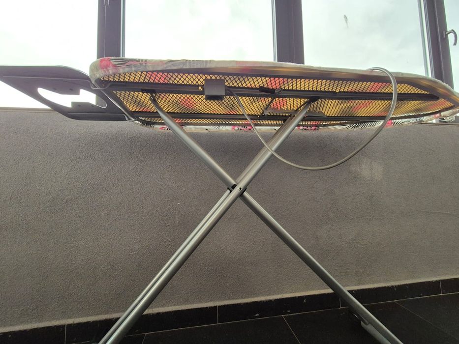 Masă de calcat cu priza