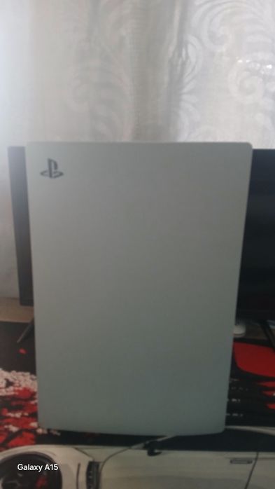 Продавам ps5 в перфекно със тояни е