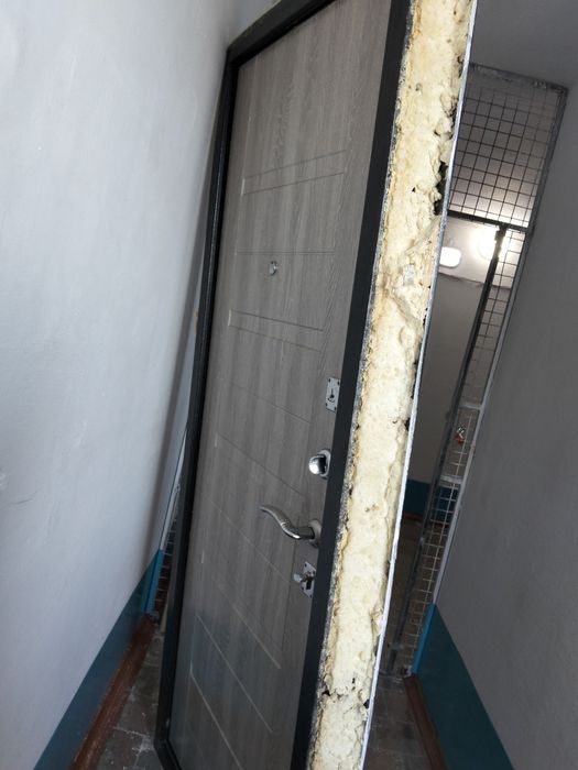 Входные двер цвет черный