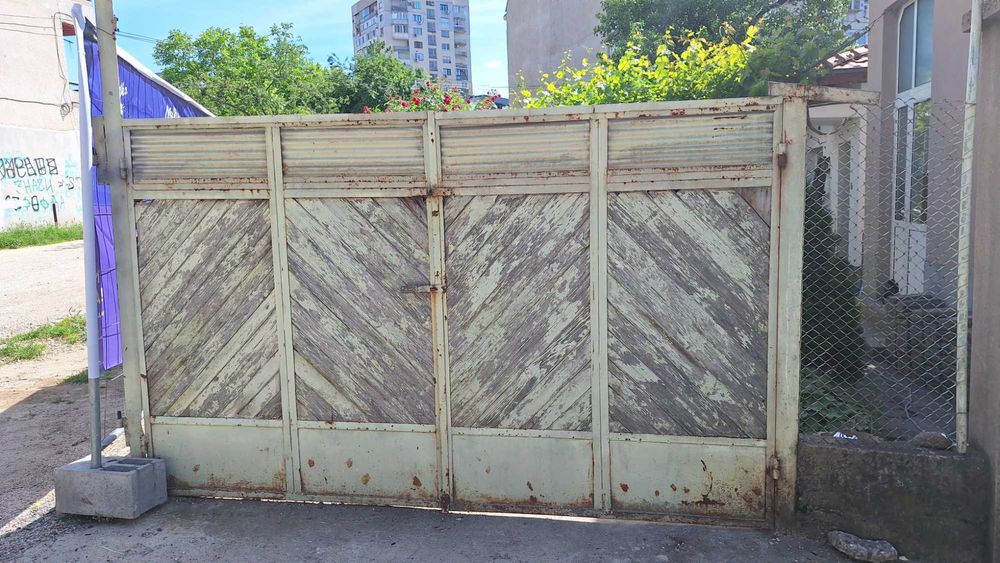 Продавам гаражни врати!