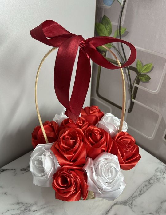 Декоративные розы в корзинке