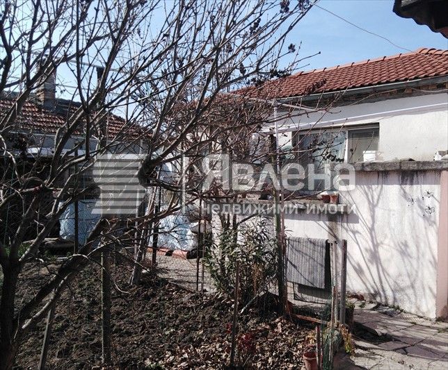 Къща с двор в близост до  МОЛ Варна