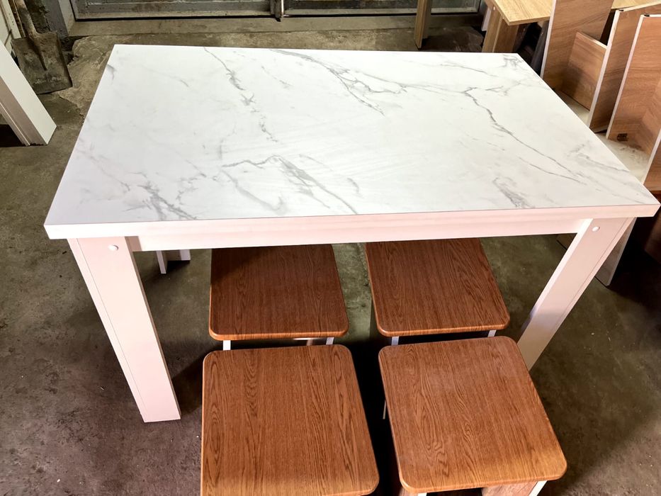 Продам новый стол и стулья