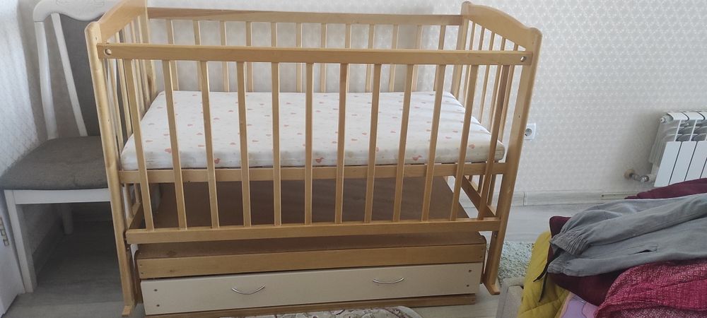 Кроватка с матрасом и бортиками