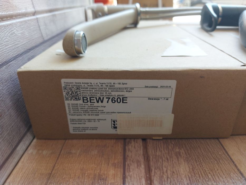 Стоящи смесители, кремав и черен.