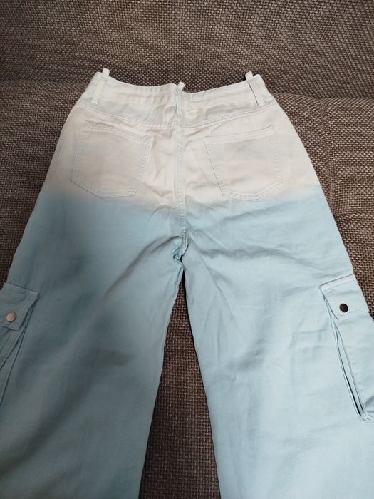 Новые джинсы бело-голубые