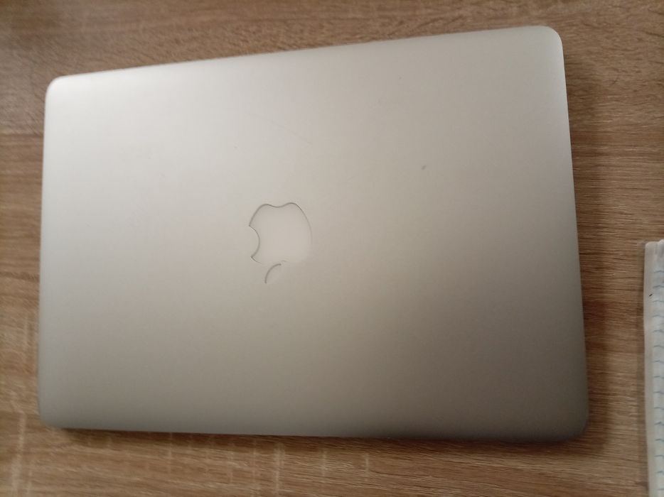 Macbook air 13 2017 holatlari yahshi zaryadchiklari qushib beriladi