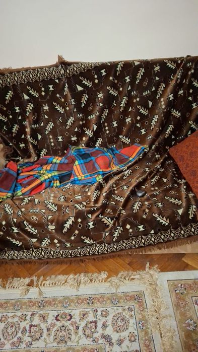 Кресло и короткий диван.