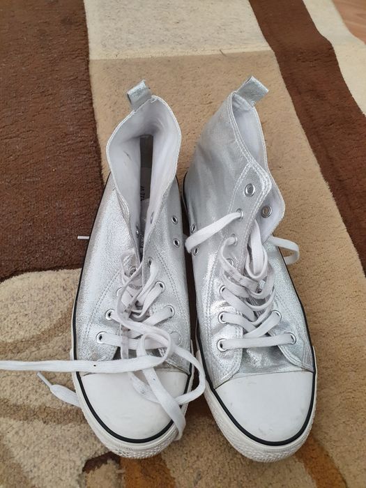 Vand 3 perechi tenesi Tex nr 40 purtati de cateva ori.