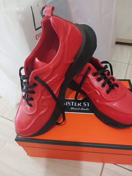 Продам кроссовки новые