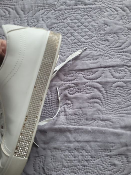 Дамски пантофки Adidas и бели кецове