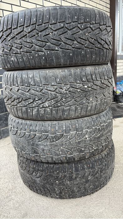 Шины с шипами в отличном состоянии