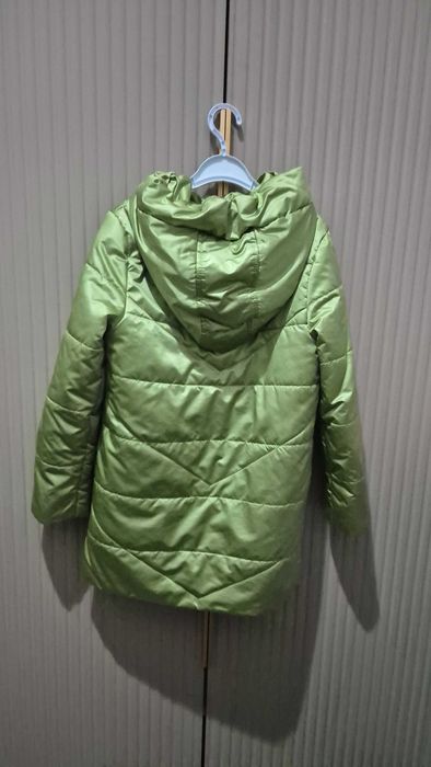 Куртка демисезонная на девочку 140р
